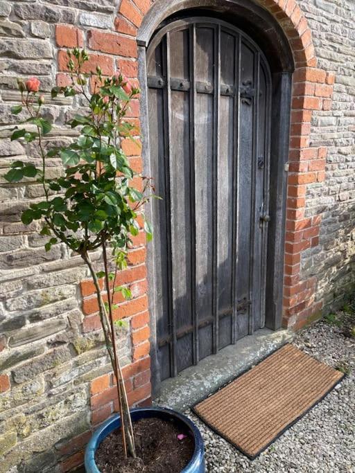 Stylish 2-Bed Cottage With Secure Parking Winforton Exterior foto