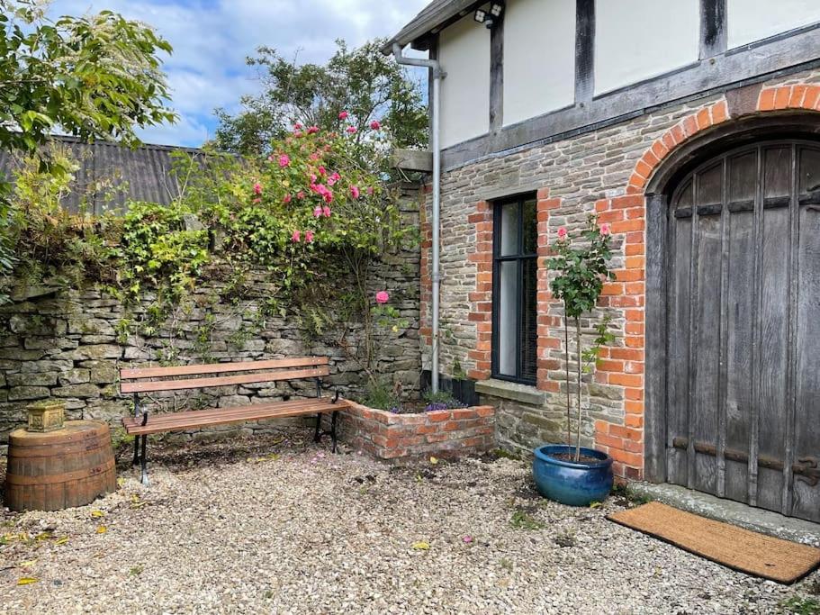 Stylish 2-Bed Cottage With Secure Parking Winforton Exterior foto