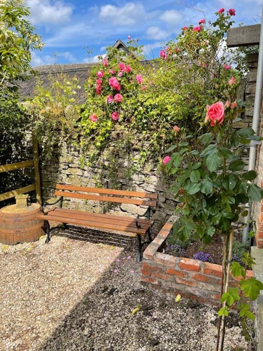 Stylish 2-Bed Cottage With Secure Parking Winforton Exterior foto
