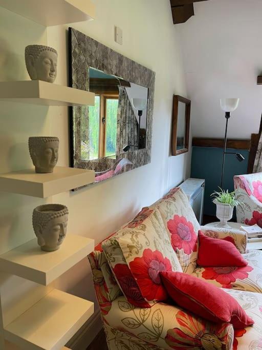 Stylish 2-Bed Cottage With Secure Parking Winforton Exterior foto