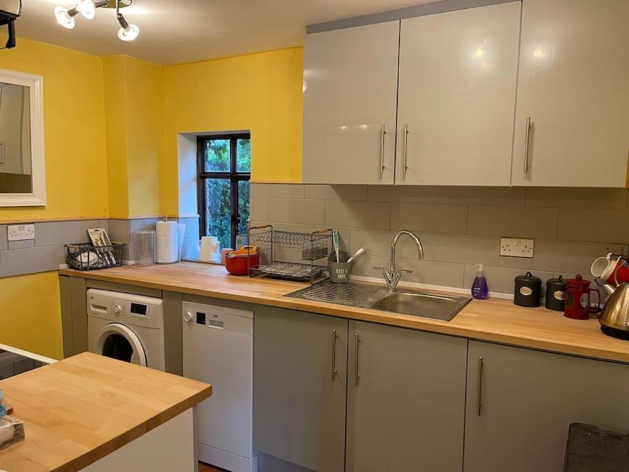 Stylish 2-Bed Cottage With Secure Parking Winforton Exterior foto